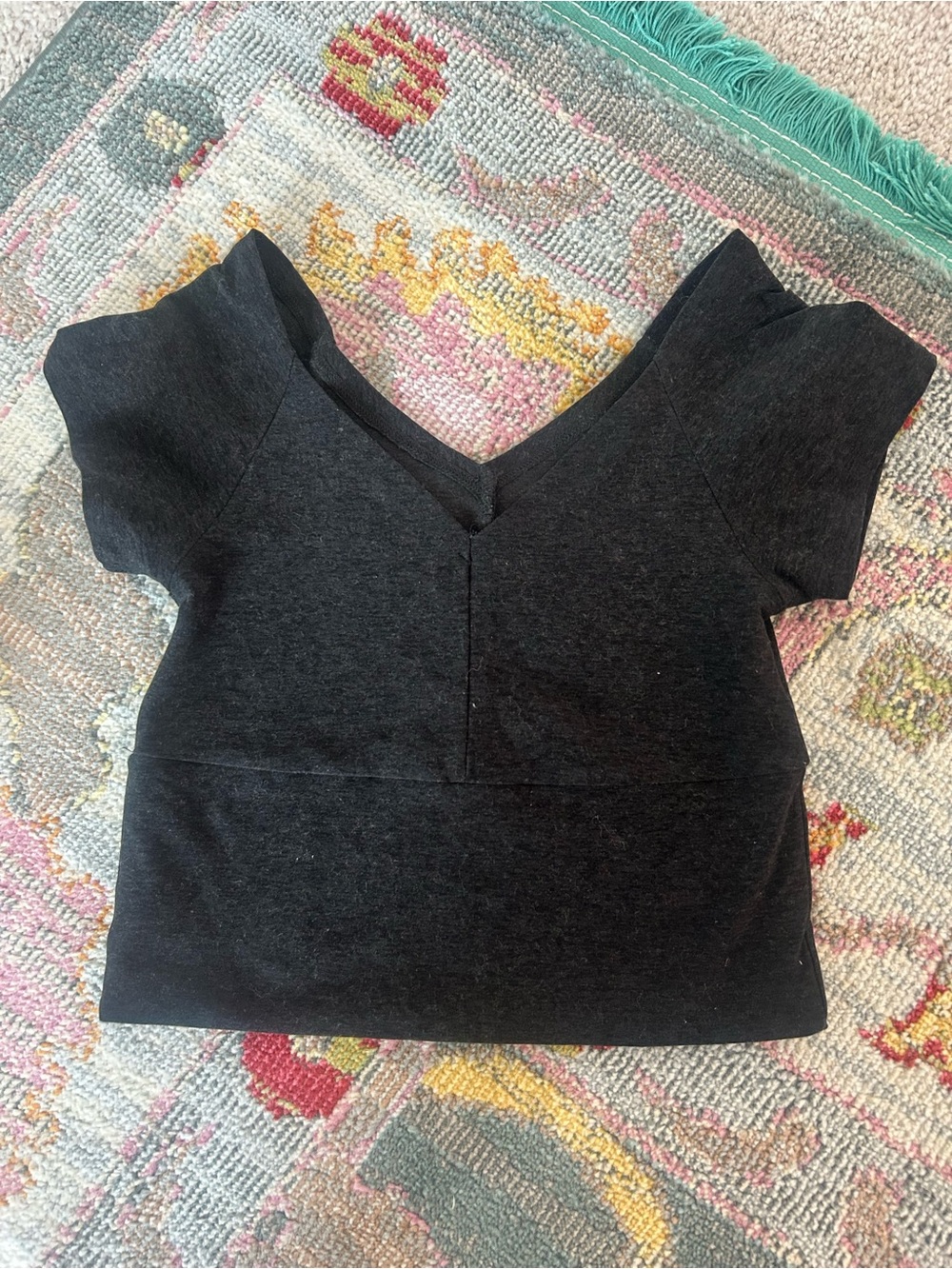 Beyond Yoga black v-neck short sleeve crop top xs